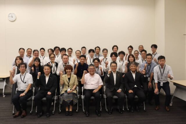 【7月24日（金）】　

昨年の参議院議員選挙において推薦をいただき、また日ごろより応援をいただいております「ティグレ」（中小企業・小規模事業者の健全な発展をサポート）の皆さんが国会見学にお越しになりました。
しば慎一議員と共に国政報告を行いました。今日が実質的な国会閉会日。11時30分から参議院本会議が予定されていましたが、野党側が求めた「副首都法案」の住民投票と地方選挙を同日には行わないとする付帯決議を与党側が拒否。副首都法案の委員会採決には応じられないと国会が不正常になりました。また、13時から開催予定の衆議院予算委員会の集中審議も開催されず、傍聴ができませんでした。
「副首都法案」を巡る攻防は夕方までも続き、一時は「65日間国会を再延長」して、今国会での成立を断念したはずの衆議院の定数削減法案も衆議院で再可決するのではないかとの情報も流れました。19時過ぎに与党側が「副首都法案」の付帯決議の修正に応じ、「同日選挙禁止」を認め、沖縄・北方地方特別委員会で副首都法案の採決が行われ、可決となり、20時30分から開催の本会議で、賛成123：反対121で残念ながら可決成立しました。
その後、各委員会で請願や会期末処理が行われ、特別国会が実質的に終了します。

#小沢まさひと
#jp労組
#副首都法案
#立憲民主党
#ティグレ