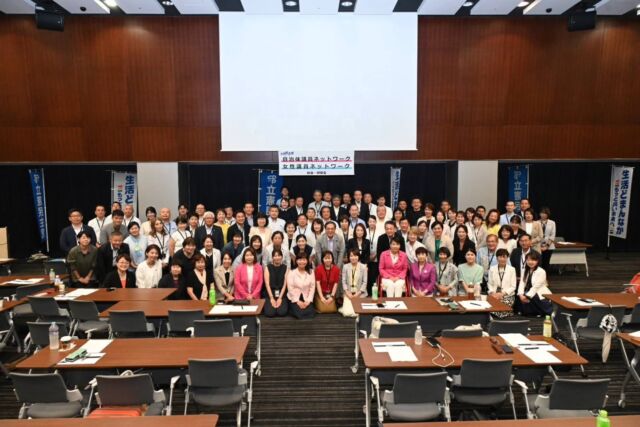【7月30日（木）】

立憲民主党の「自治体議員ネットワーク(NW)」と「女性議員ネットワーク(NW)」は、7月30日、31日の両日、都内で合同夏季研修会を開催しました。自治体議員NWの研修会は、令和8年熊本地震によりプログラムを一部縮小・変更しての実施となりました。
30日の研修会冒頭、会場と被災地熊本の現地をオンラインで結び、岩田智子熊本県議会議員から被害状況と今後の課題について報告が行われ、参加の議員の皆さんと現状について認識を共有させていただきました。その後、自治体議員NW副代表を務める望月聖子神奈川県議会議員が開会のあいさつ、水岡俊一代表党代表のあいさつ、「三党組織課題協議会（三党協議）の協議状況」について徳永エリ議員と共に報告、参加の議員の皆さんからの質疑応答が行われました。

山梨県連からも３名の議員が参加をしました。

#小沢まさひと
#jp労組
#自治体議員ネットワーク
#女性議員ネットワーク
#熊本地震