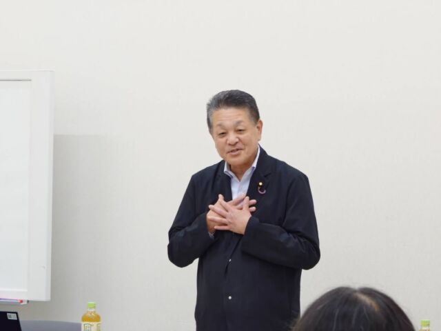 【8月28日（金）】

立憲民主党全議員懇談会が党本部で開かれました。田名部幹事長から3党（立憲、中道、公明）組織課題協議会に関する説明があり、立憲民主党は中道改革連合には組織には合流しない、今後もあらゆる形を排除せず連携を模索するとの結論でした。この内容を本日、中道、公明両党に伝えて来週返事をもらう事になってます。
午後は、日頃よりご支援をいただいております「ティグレフォーラム」東日本議員研修が８年振りに開催、あいさつをさせていただきました。総務省より「持続可能な地方行政のあり方を巡る議論について」の講演をいただき、その後自治体の課題等について活発な意見交換が行われました。今後は毎年研修会を開催し、地方自治体の課題等について議論の場が増えることを願います。
また、私は同席できませんでしたが、全日本交通運輸産業労働組合協議会（交運労協）と金子恭之国土交通大臣が意見交換を行いました。政策推進議員懇談会の辻元会長、運輸関係の各局長・次長も同席し、質疑応答も含めて1時間懇談しました。

#小沢まさひと
#jp労組
#立憲民主党
#ティグレフォーラム
#交運労協