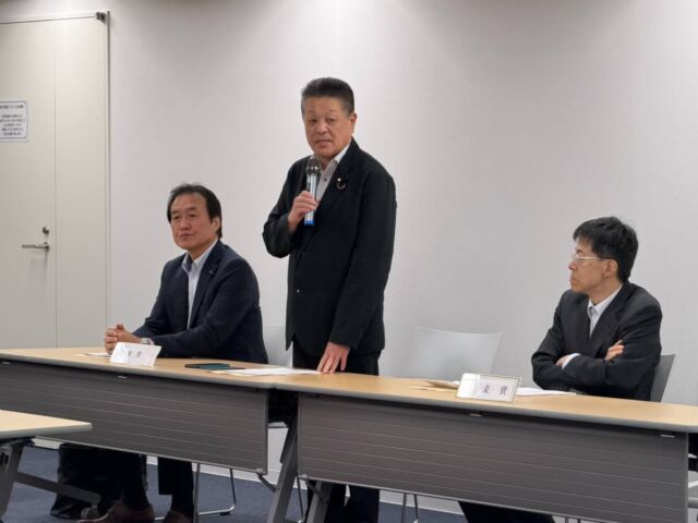 【9月25日（金）】

郵政福祉労働組合第22回定期全国大会に伺い、JP労組安達執行委員長、しば慎一議員と共にあいさつをさせていただきました。
日本郵政グループ社員の皆さんやご家族の豊かな暮らしの応接と安心の提供のためご尽力いただき、ありがとうございます。
引続き、日本郵政グループ社員とご家族のためによろしくお願い致します。

久しぶりの議員総会で司会をつとめました。水岡会長から参議院立憲会派の人事が発表されました。幹事長／田名部匡代議員、国対委員長／斎藤よしたか議員、政審会長／徳永エリ議員は留任、新たに議員会長代理に辻󠄀元清美議員が就任。野党が過半数を占める参議院において、第一会派である立憲民主党の役割を強調し、「飛んでくる玉の玉よけになる」と挨拶をいただき、10月5日からの臨時国会に向けて一致団結が確認出来ました。

#小沢まさひと
#参議院議員
#jp労組
#立憲民主党
#郵政福祉労働組合