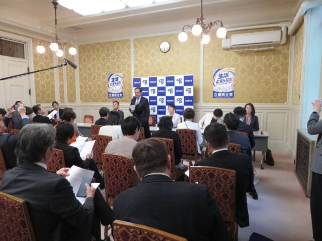 【10月5日（月）】

本日、第222回臨時国会が召集されました。
これまで議員総会時には司会進行役を務めてきましたが、今日発表された人事により国対を離れ幹事長代理となりました。所属委員会は総務委員会委員、懲罰委員会オブザーバー理事、災害対策復興特別委員会委員に決まりました。
また党役職として役員室長を務めることになり、これからは立憲民主党の立て直しに向け党務にも力を入れてまいります。

午後からの水岡俊一代表の定例記者会見に役員室長として同席しました。

#小沢まさひと
#参議院議員
#jp労組
#立憲民主党
#役員室長
